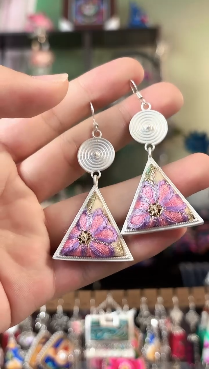 彩云南阁非遗老绣苗银饰品444