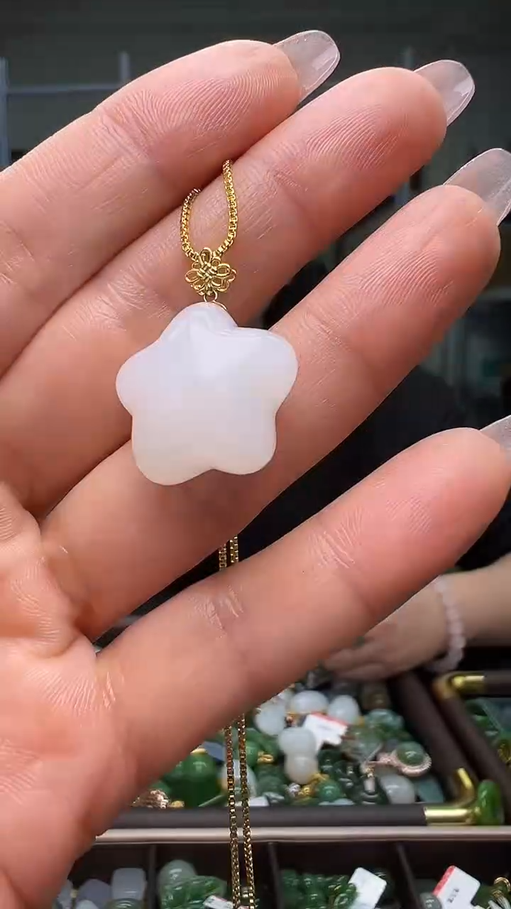 颈饰18K金镶嵌和田玉（多样性发货.发其一)12.02.50