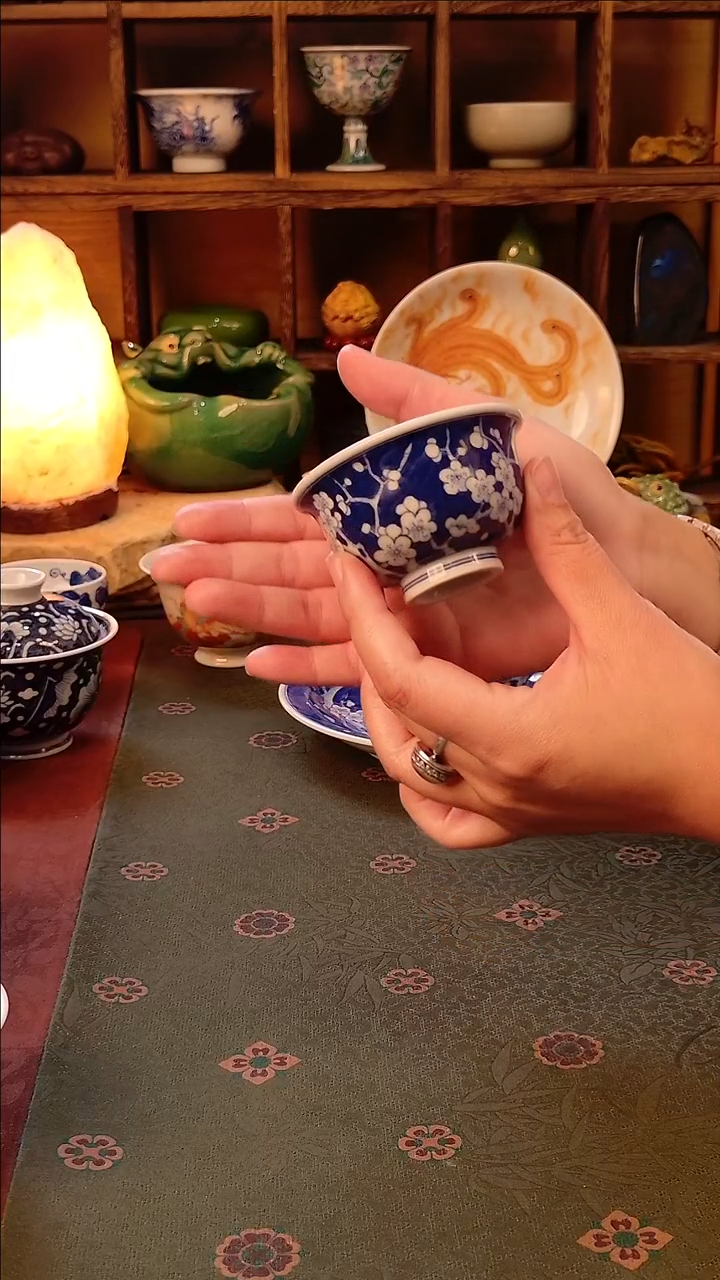 【手工手绘蓝底冰梅压手杯】