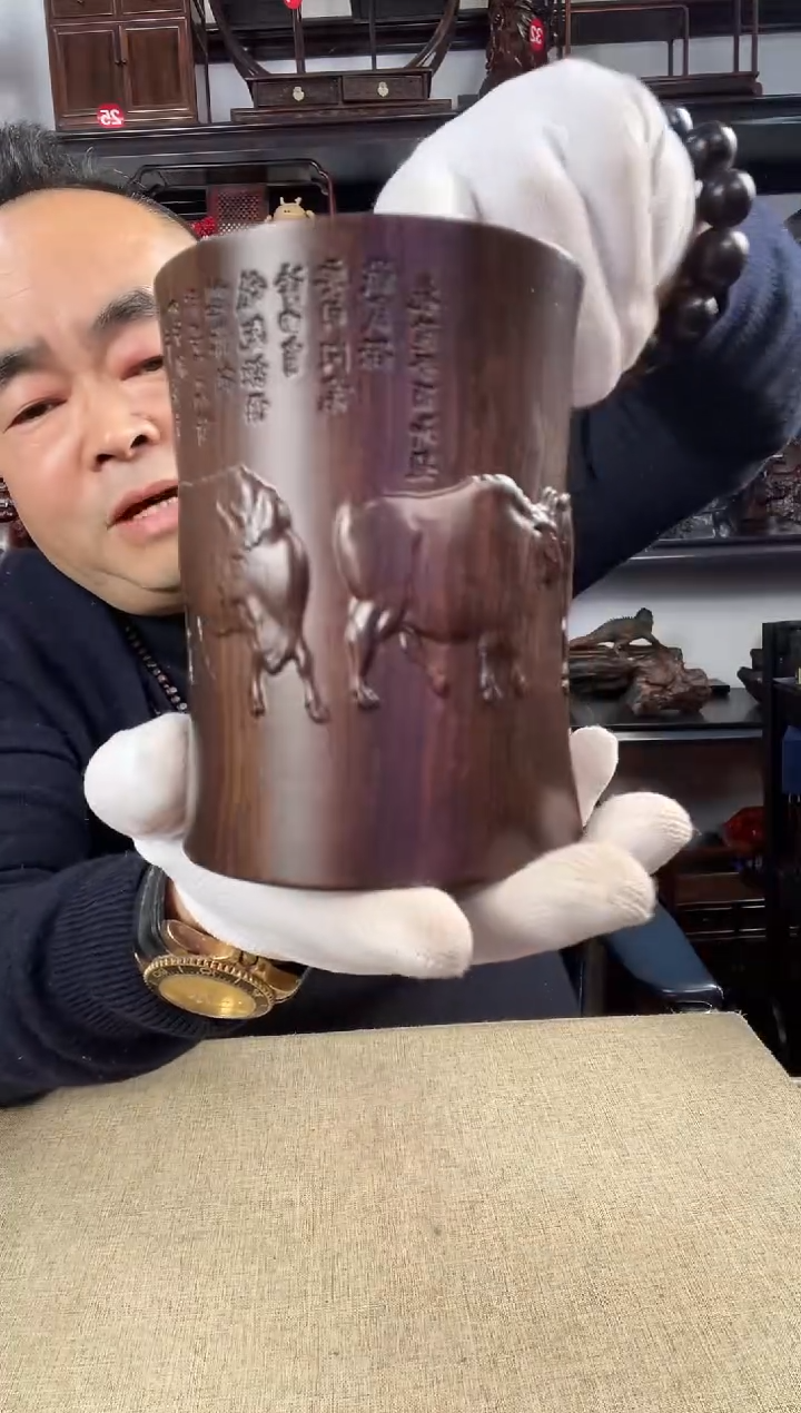 木老李红木工艺品小号五牛笔筒