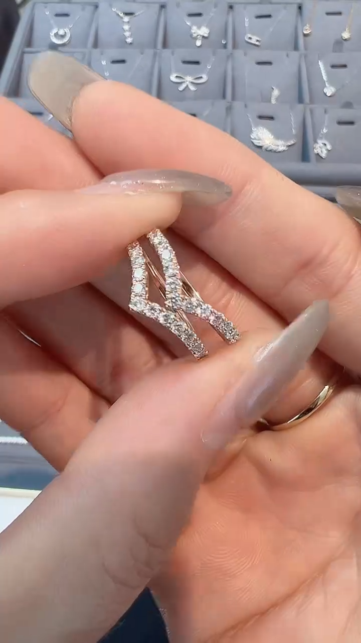 【闪购商品】钻石25分V排戒18K金镶嵌多样性发一