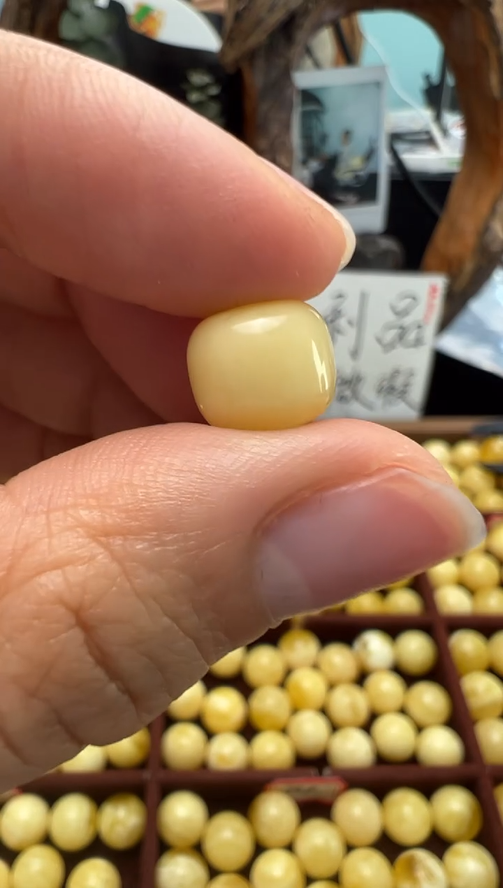 【闪购商品】蜜蜡裸石未镶嵌俄料微瑕老型10mm0.582克