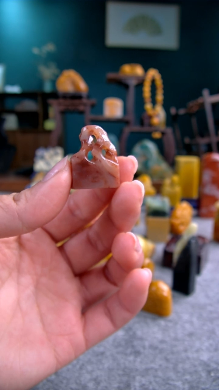 【闪购商品】老挝石三彩太湖石钮1.9*0.9*2.5