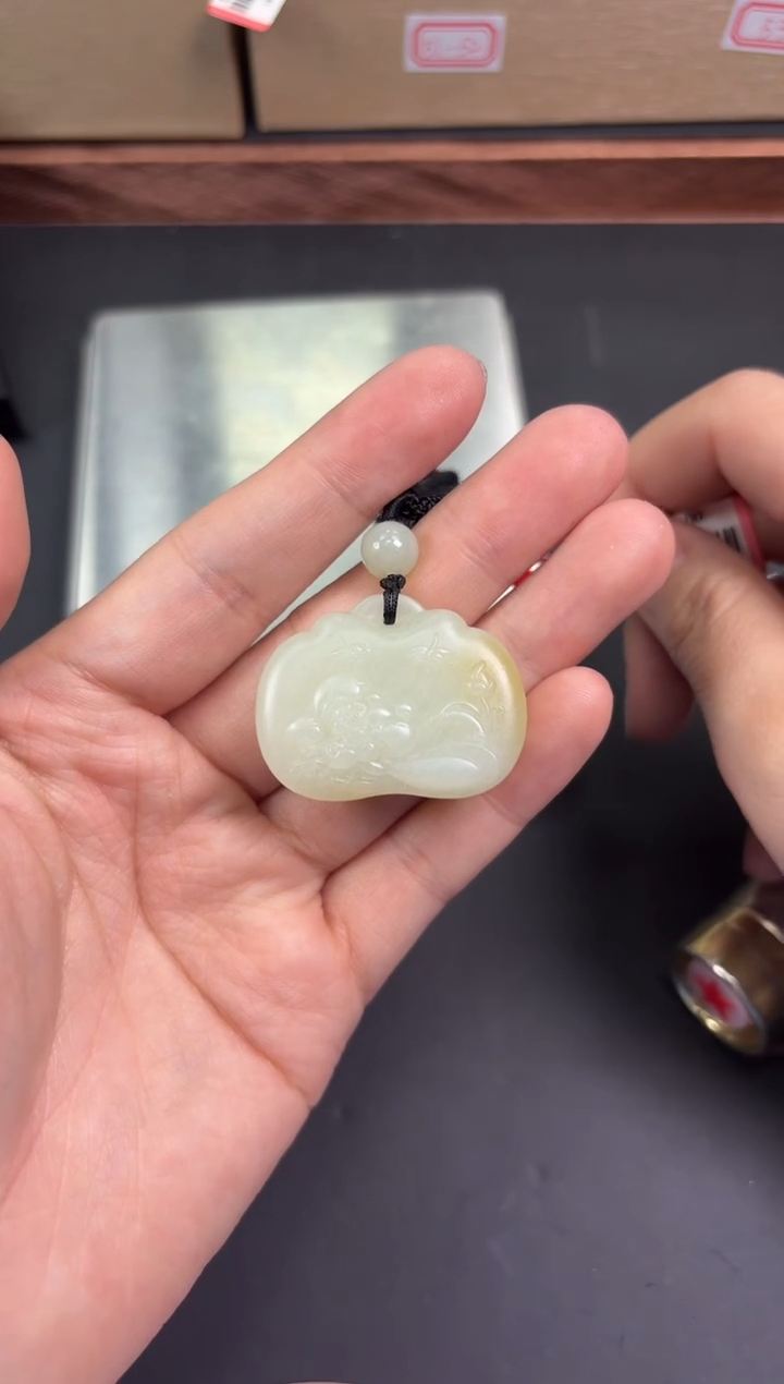 【闪购商品】和田玉吊坠(赠链)未镶嵌且末微色差迪克兰吊坠