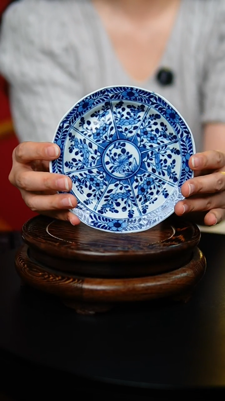 瓷片青花开窗折枝花卉折腰花口盘