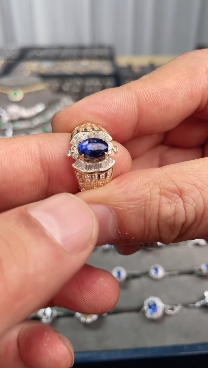 【闪购商品】蓝宝石戒指18K金镶嵌/2.02ct/无烧/皇家蓝