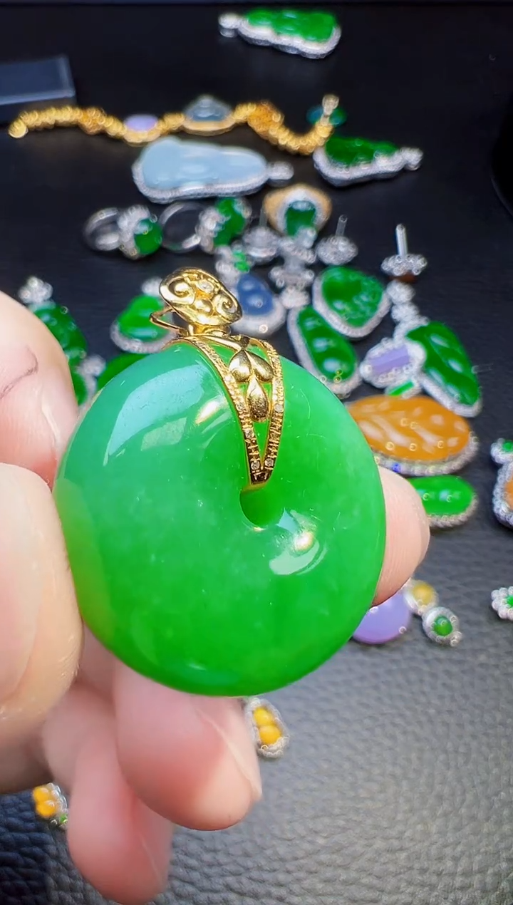 颈饰18K金镶嵌翡翠布****贝翡翠