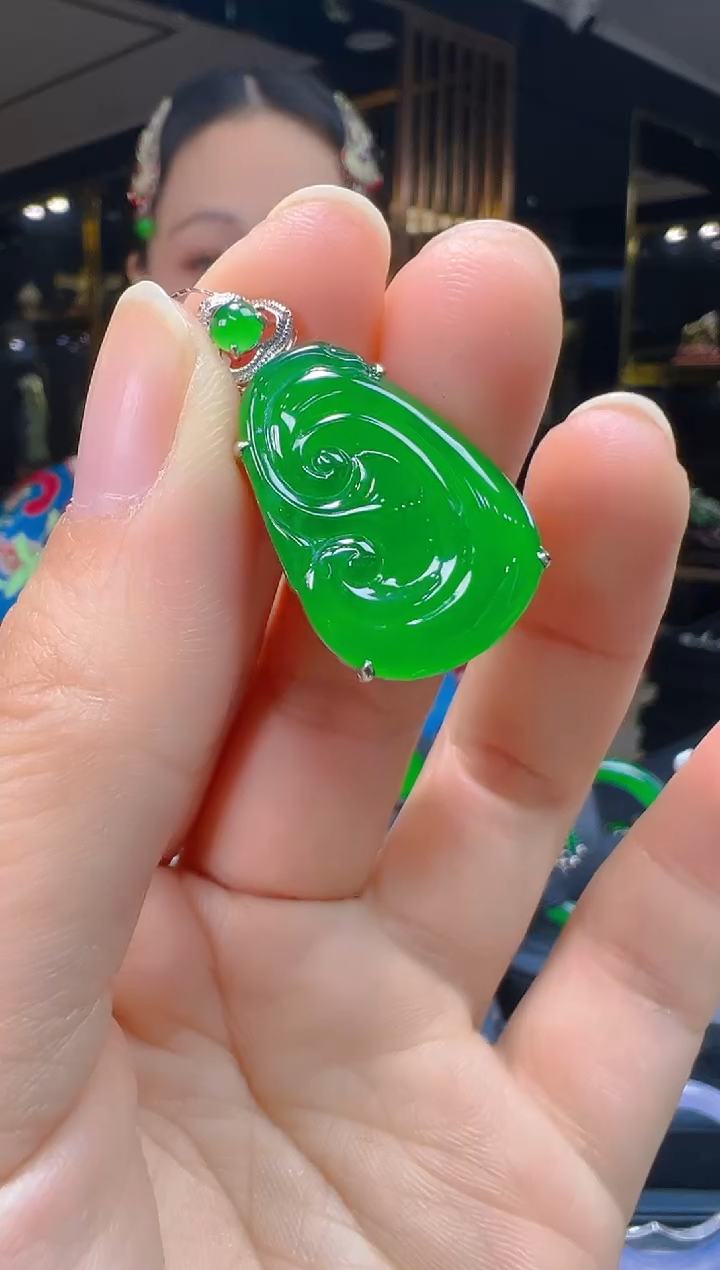 吊坠(赠链)18K金镶嵌翡翠037 