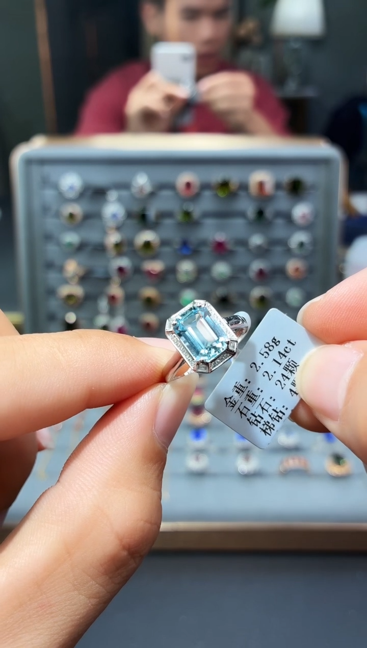 18K金镶嵌戒指海蓝宝石2.14配钻