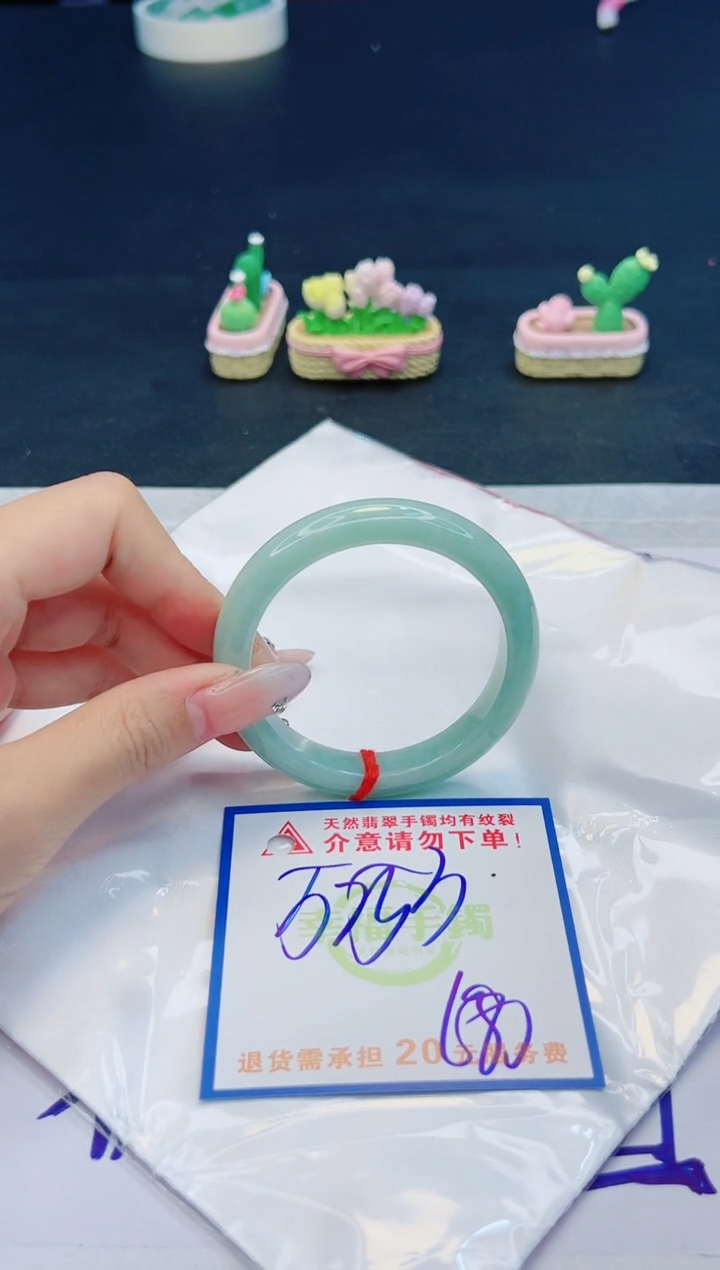 【闪购商品】翡翠手镯未镶嵌，质检证书图片色彩偏黑白