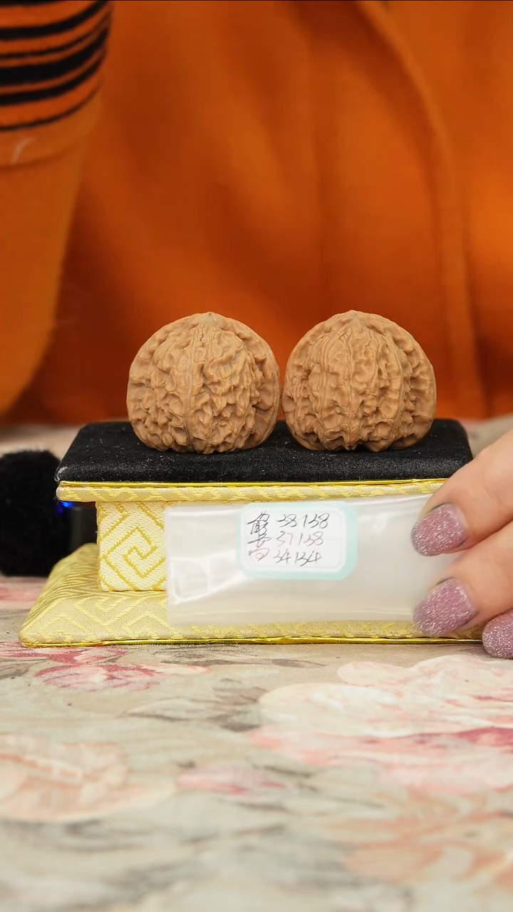 【闪购商品】文玩核桃把件白狮子