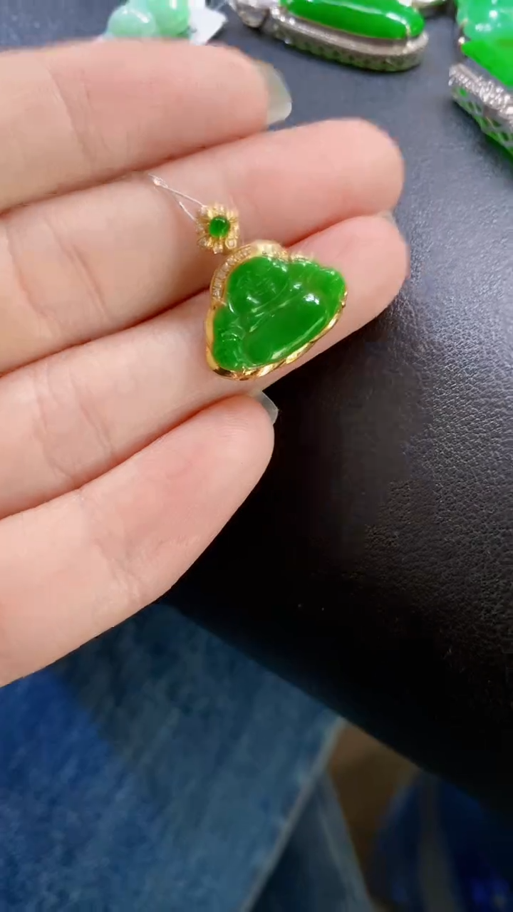 颈饰18K金镶嵌翡翠佛