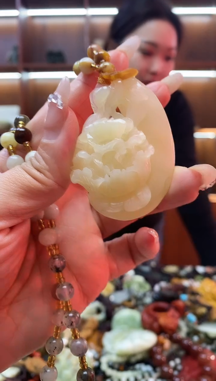 未镶嵌蛇纹石玉吊坠     