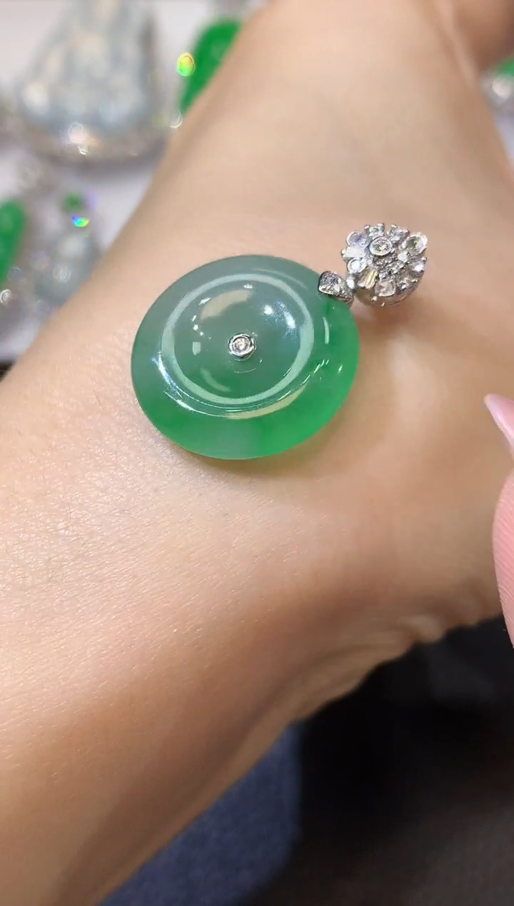 【闪购商品】翡翠吊坠(不含链)18K金镶嵌C16