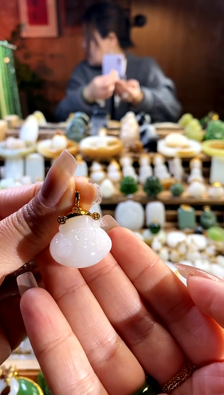 【闪购商品】和田玉吊坠18K金镶嵌。