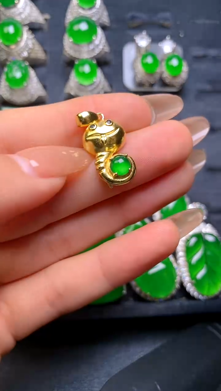 【闪购商品】翡翠吊坠(赠链)未镶嵌小吊坠