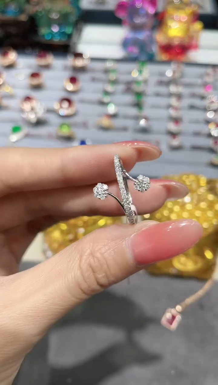 戒指18K金镶嵌钻石戒指