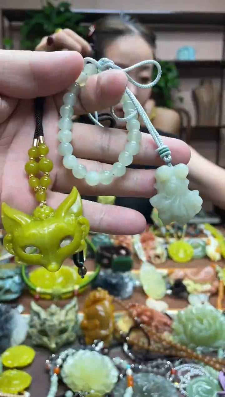未镶嵌岫玉吊坠·瑕疵