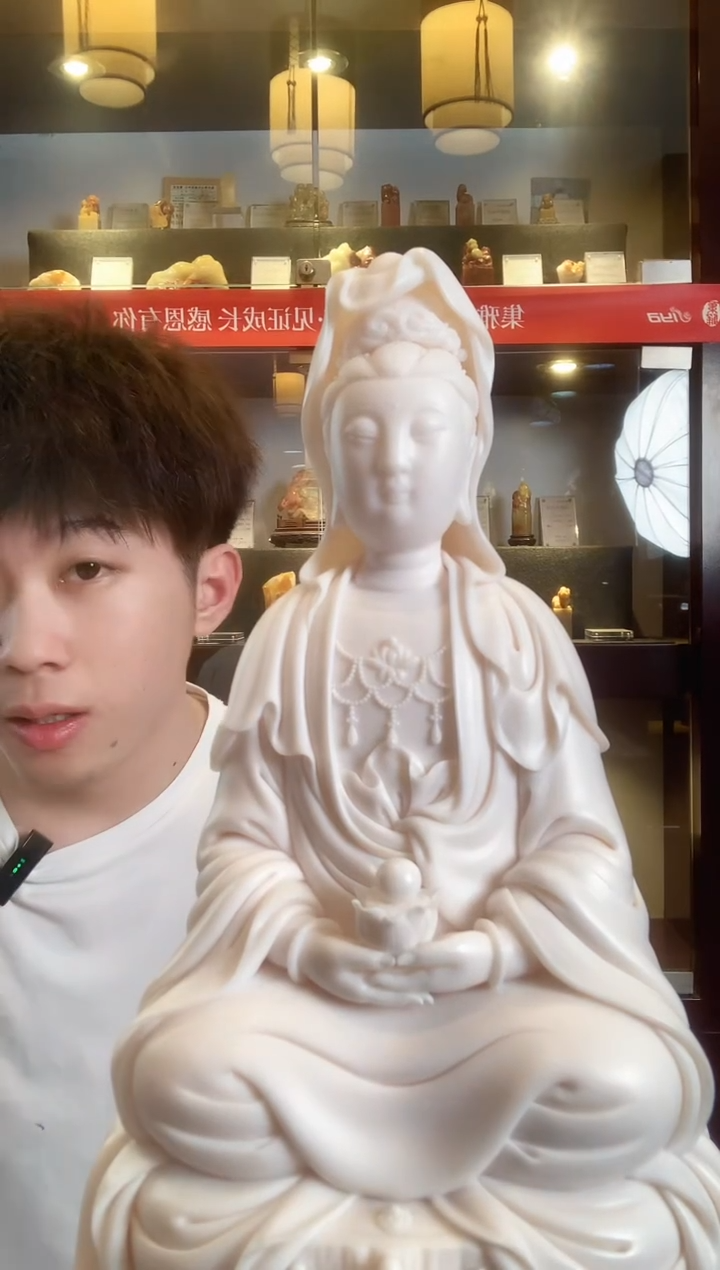 摆件中国白德化大师瓷   坐古莲观音