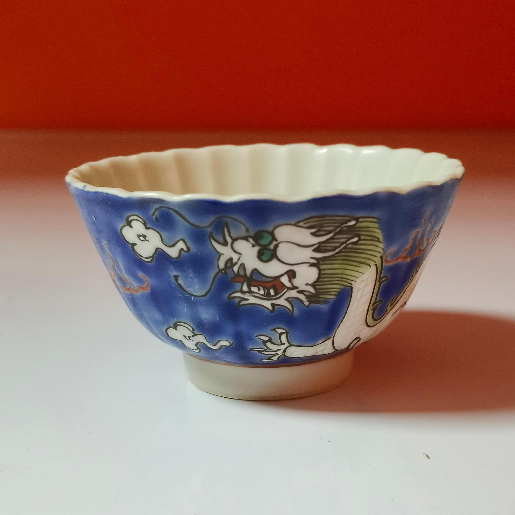 3062清晚期 蓝地粉彩云龙赶珠纹菊瓣杯