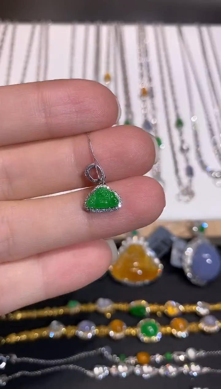 颈饰18K金镶嵌翡翠吊坠