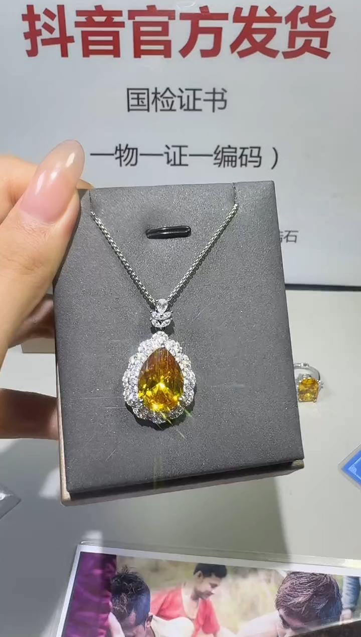 吊坠(赠链)18K金镶嵌钻石1
