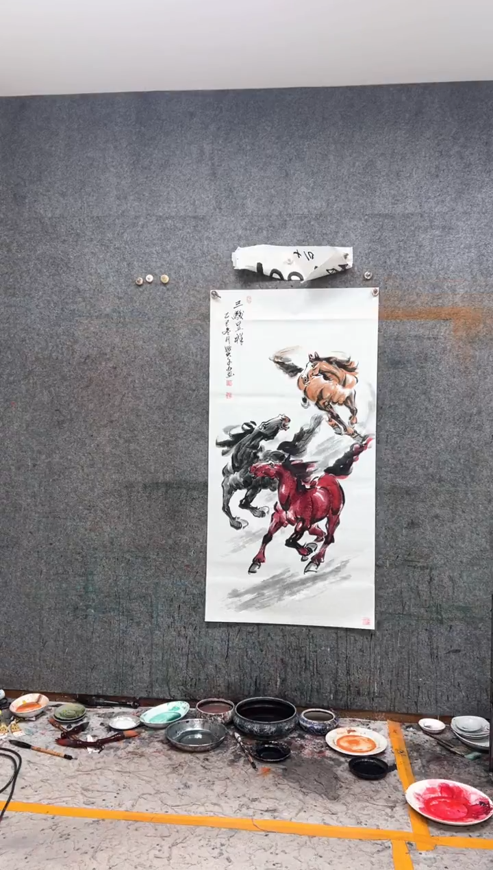 国画丹***光三骏呈现 彩色 带收藏证书