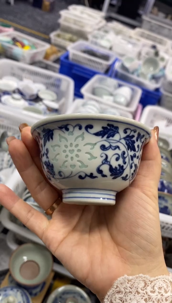 陶瓷玩玉青花玲珑富贵缠身压手杯大的100毫升