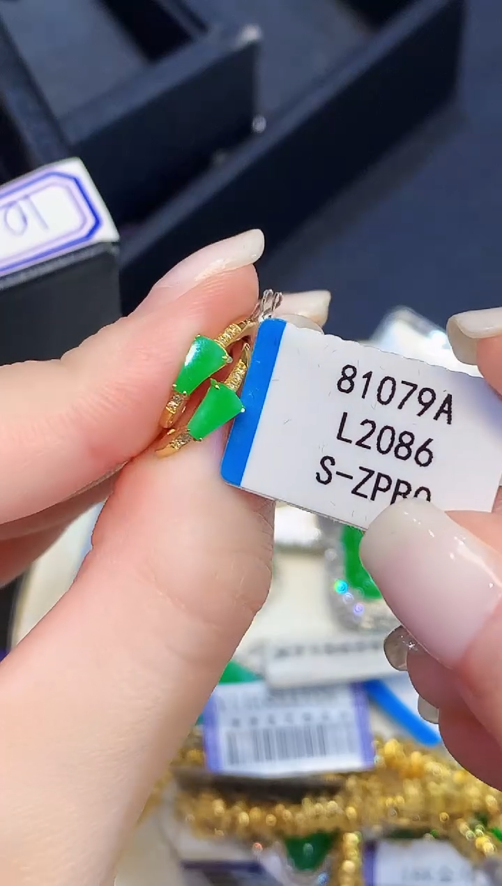 18K金镶嵌翡翠耳饰多样性发其一