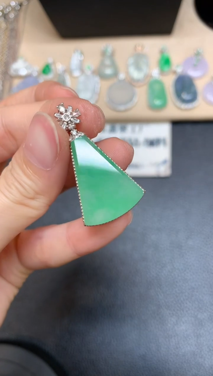 【闪购商品】翡翠颈饰18K金镶嵌无事牌【无服务费