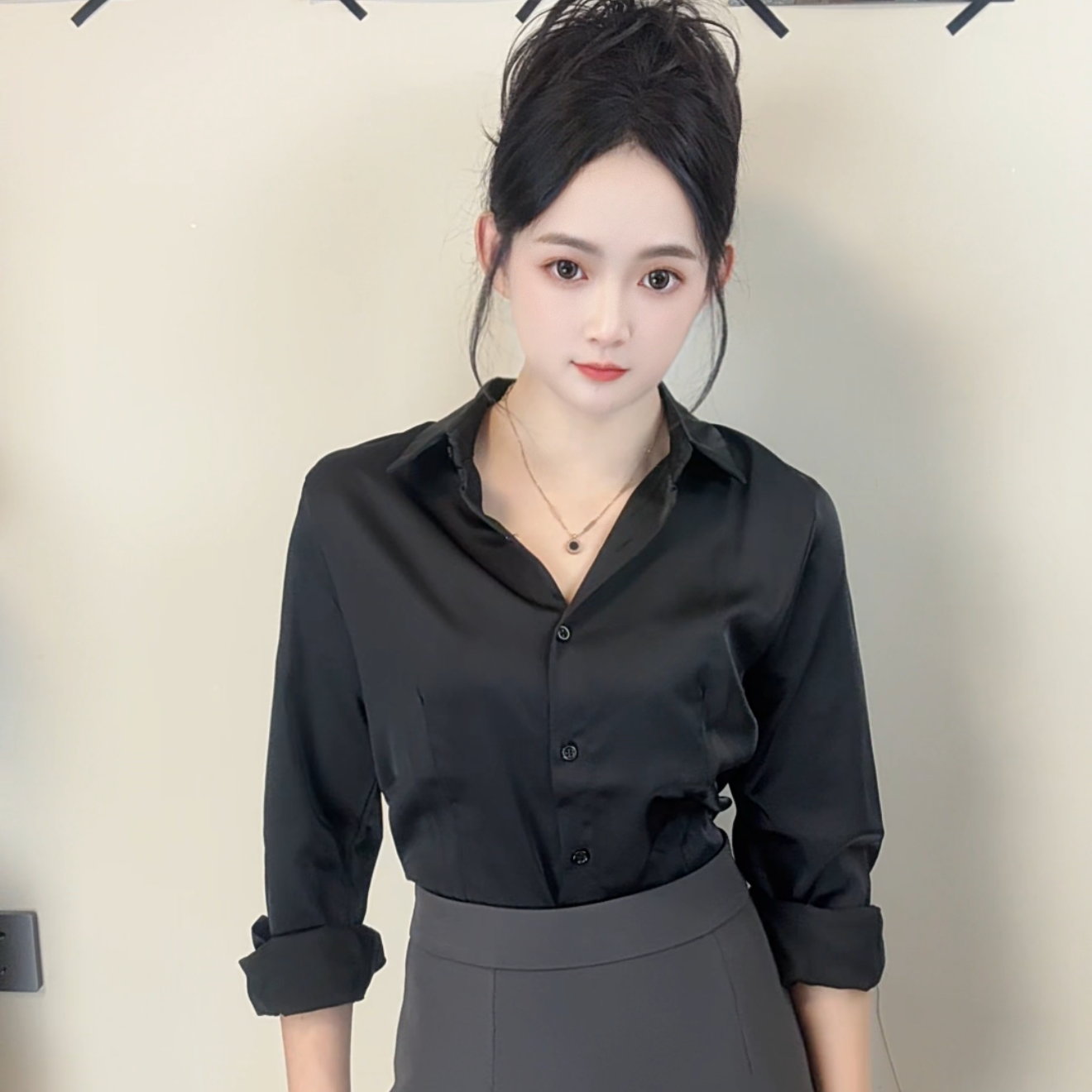 黑色V领缎面衬衫女高级感宽松长袖衬衣春秋轻职场通勤上衣高级感