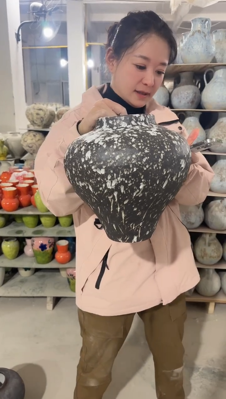 泼墨感深色大肚瓶