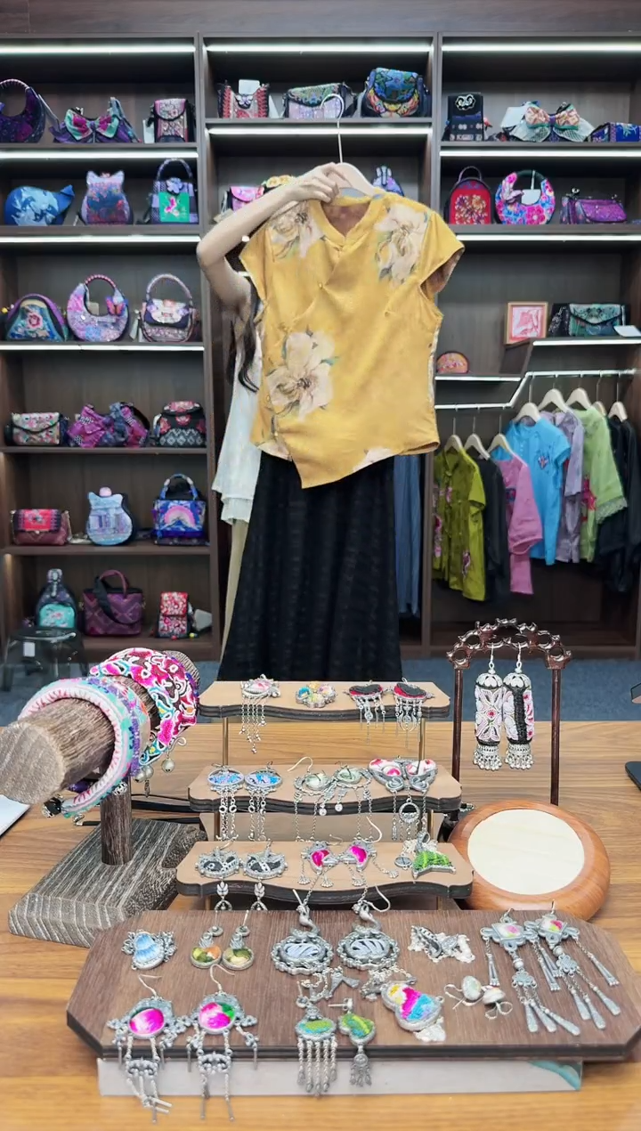 织绣A51蒙阿苏苗绣传承店