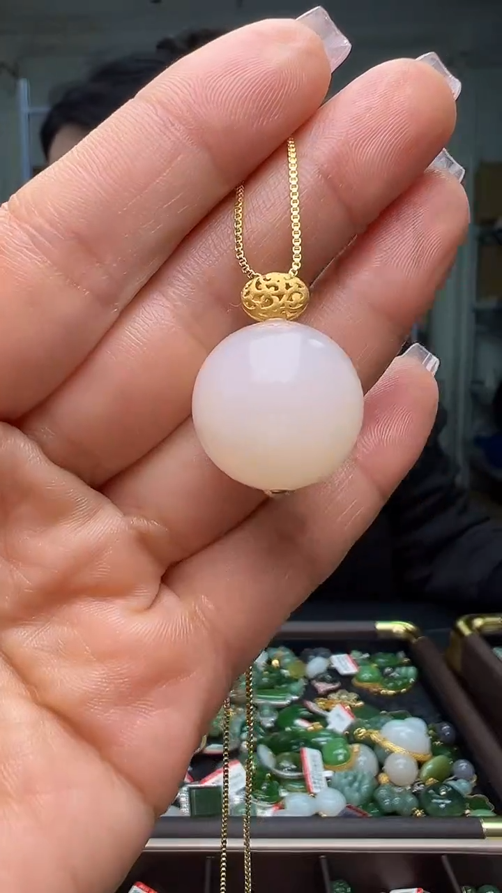 颈饰18K金镶嵌和田玉（多样性发货.发其一)1.04.43