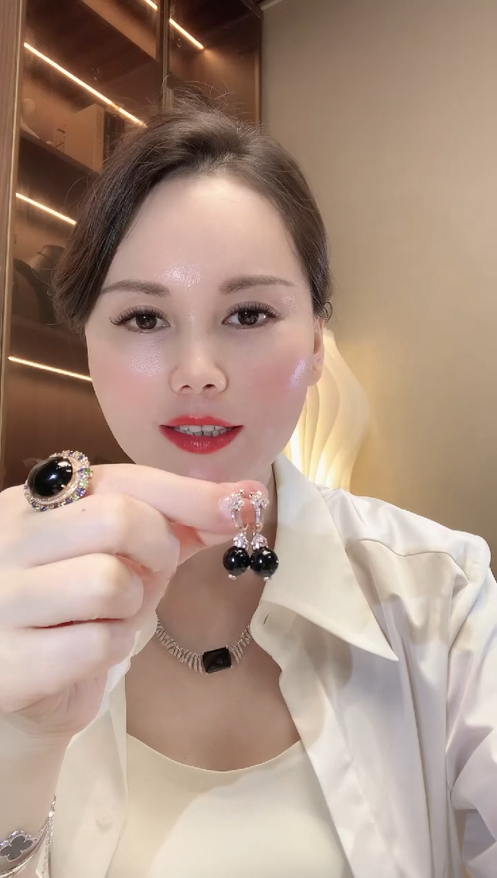 【闪购商品】翡翠耳饰18K金镶嵌C62 (不含链)