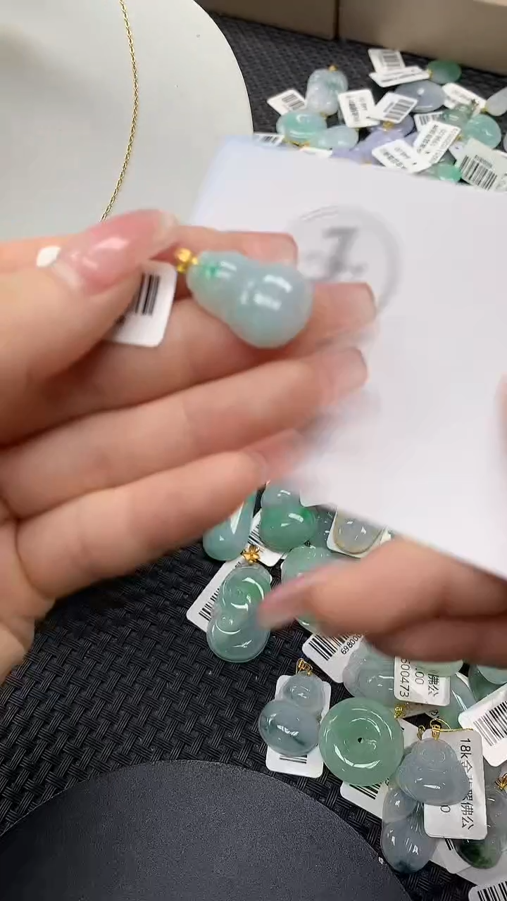 颈饰18K金镶嵌翡翠a货百元以下同包裹多件发出的只收取一单运费