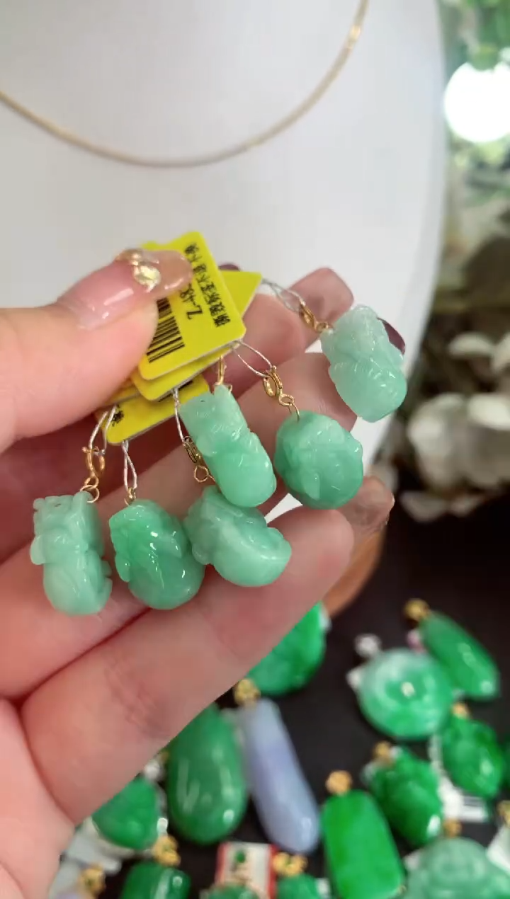 【闪购商品】翡翠吊坠(不含链)18K金镶嵌多样性发货其中一件