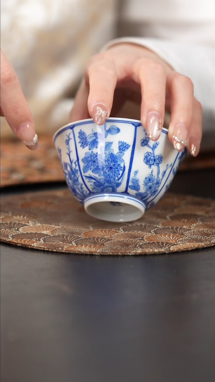 【闪购商品】杯看山柴窑青花开窗花卉