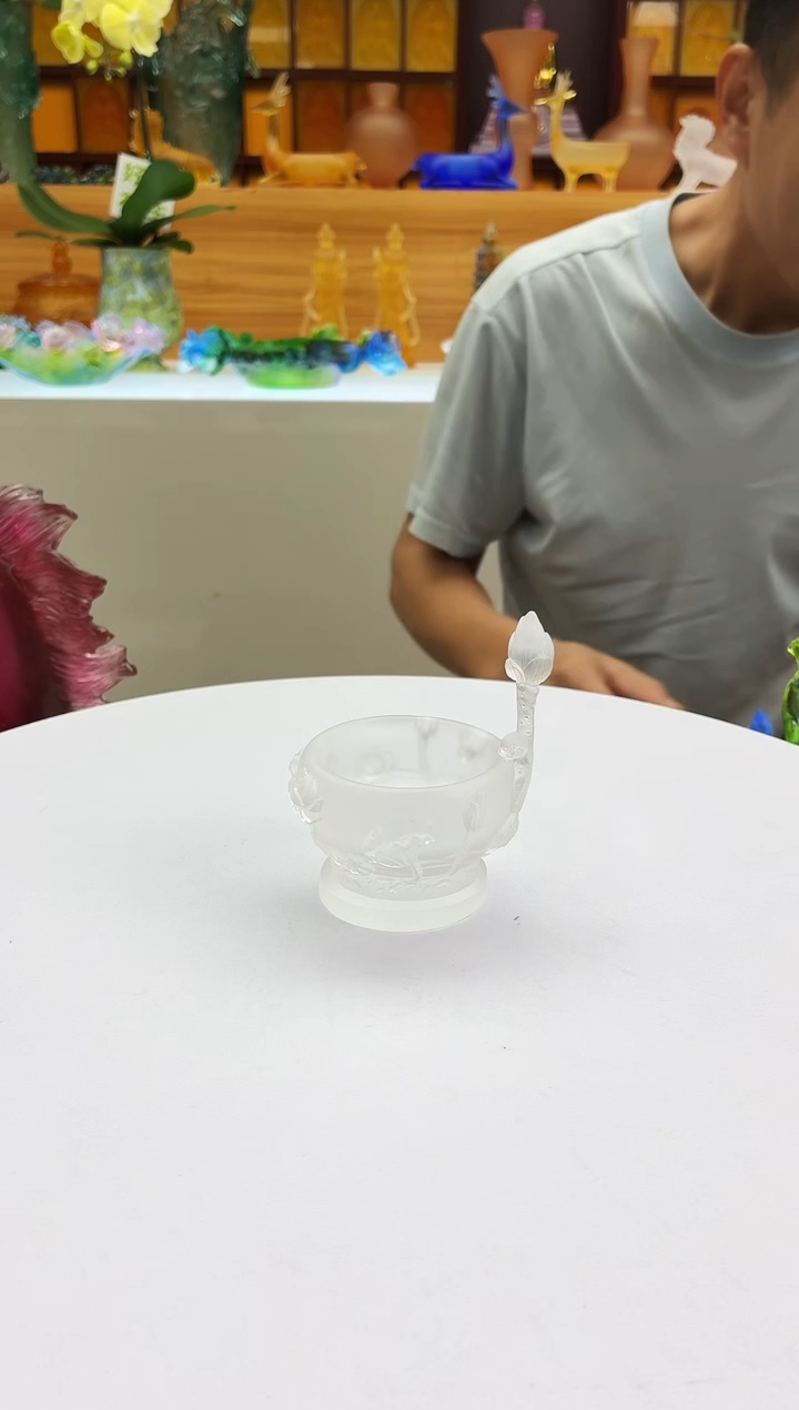 手工艺品琉璃白色供水杯9*7公分