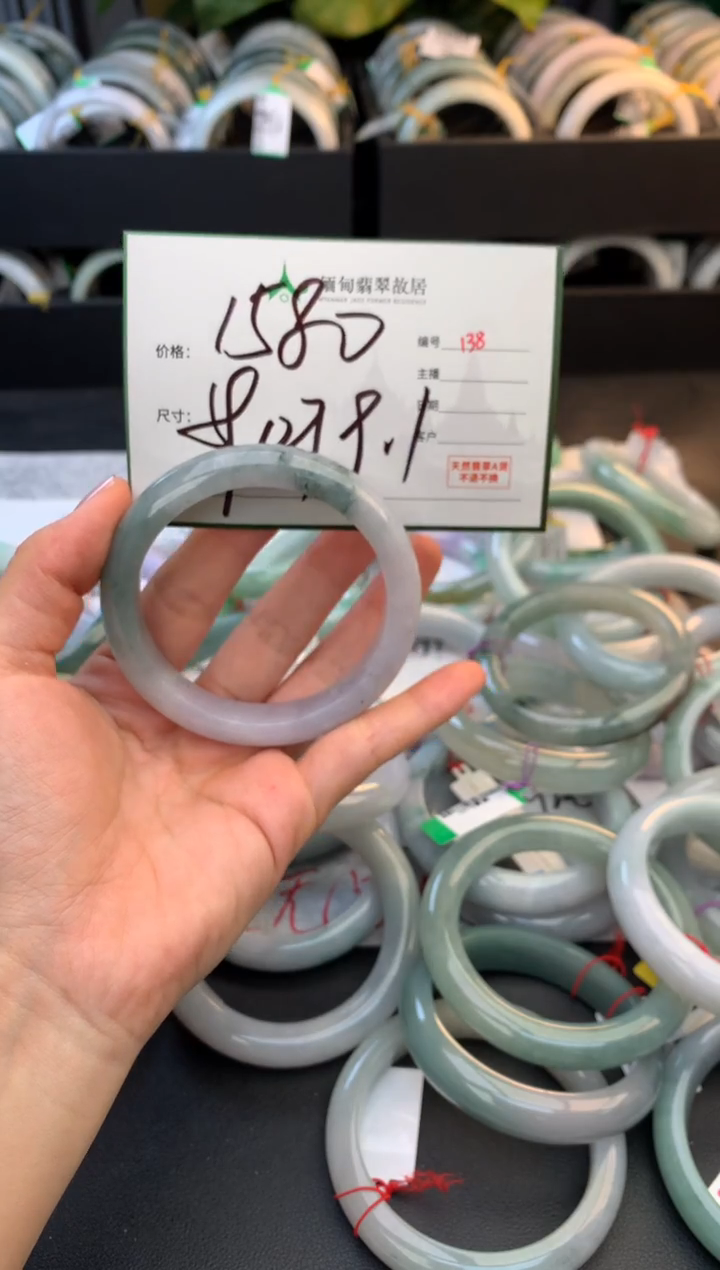 未镶嵌定制翡翠毛货需精细抛光+多人