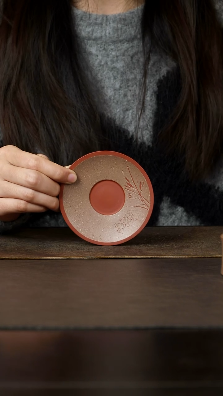 茶杯紫砂杯研所专属 精品紫砂杯垫 红清水粉浆刻绘直径10cm 