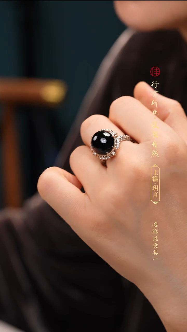 颈饰18K金镶嵌翡翠戒指