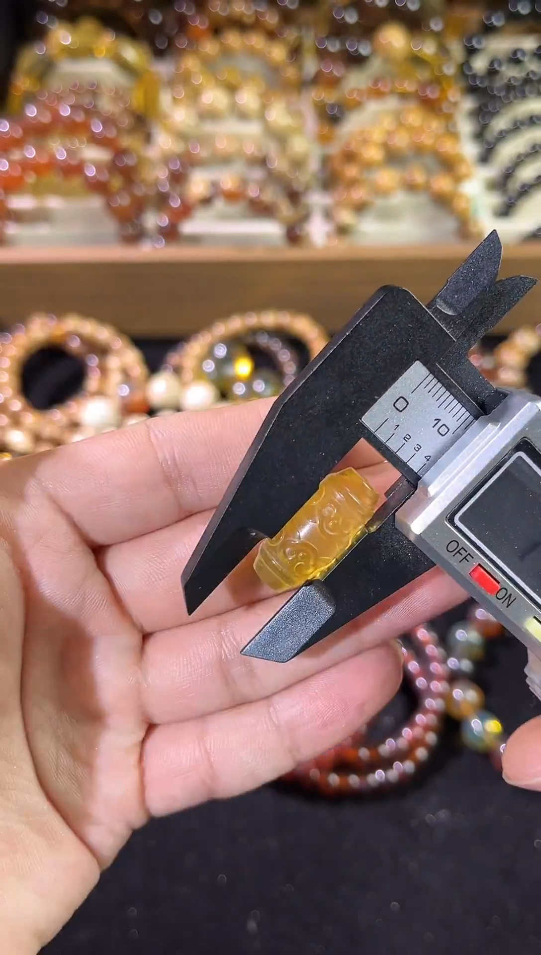 琥珀颈饰未镶嵌金兰雕刻桶珠