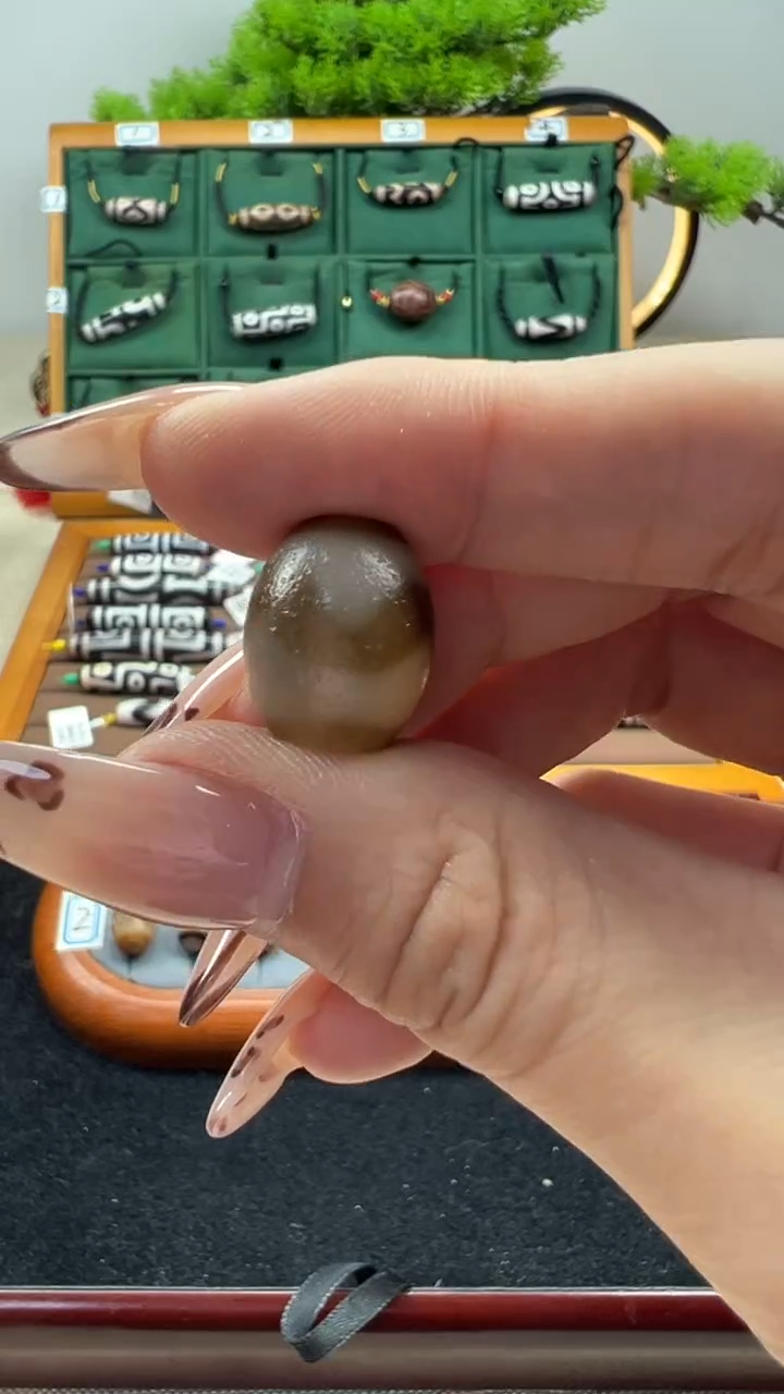 玛瑙/玉髓（覆膜）颈饰未镶嵌6.（微瑕）