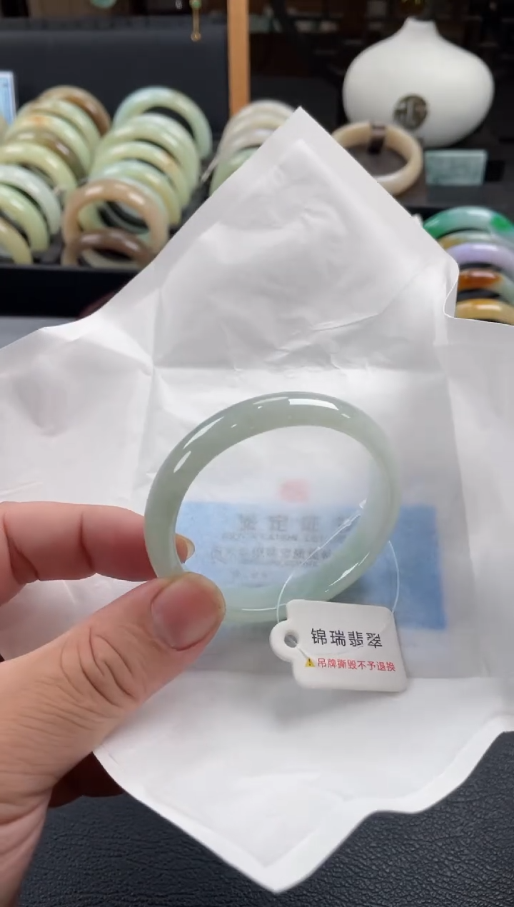 【闪购商品】翡翠手镯未镶嵌有纹裂 54贵妃