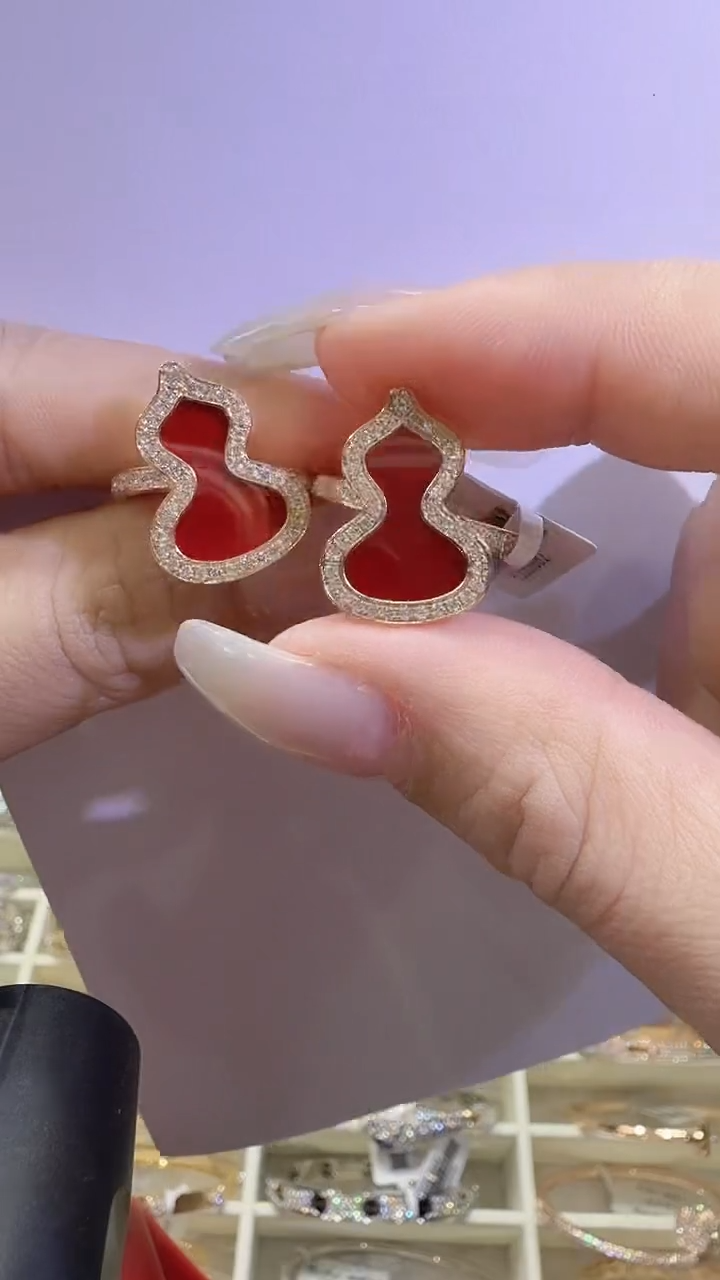 18K金镶嵌戒指钻石葫芦戒指