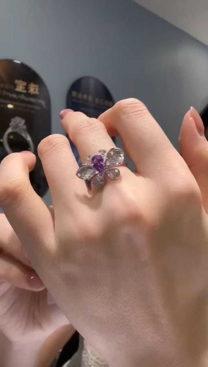 【闪购商品】彩色蓝宝石戒指18K金镶嵌薰衣草蝴蝶戒指