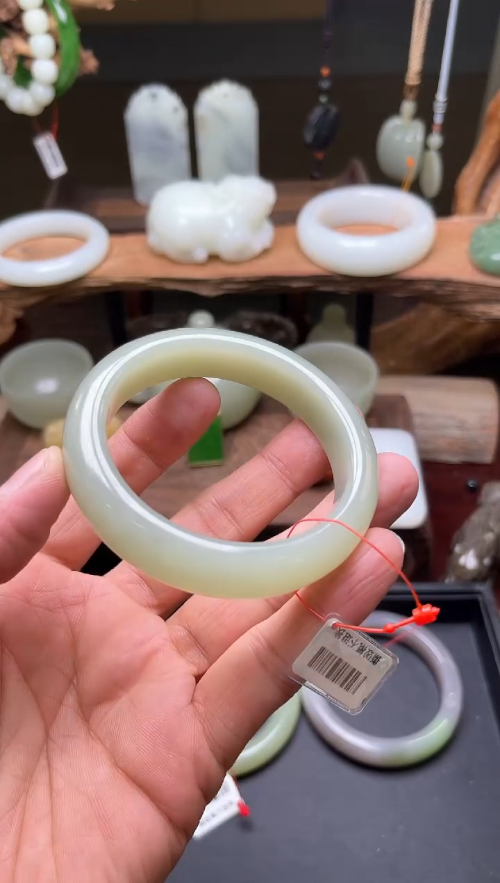 【闪购商品】和田玉手镯未镶嵌且末青白手镯58+圈9001781