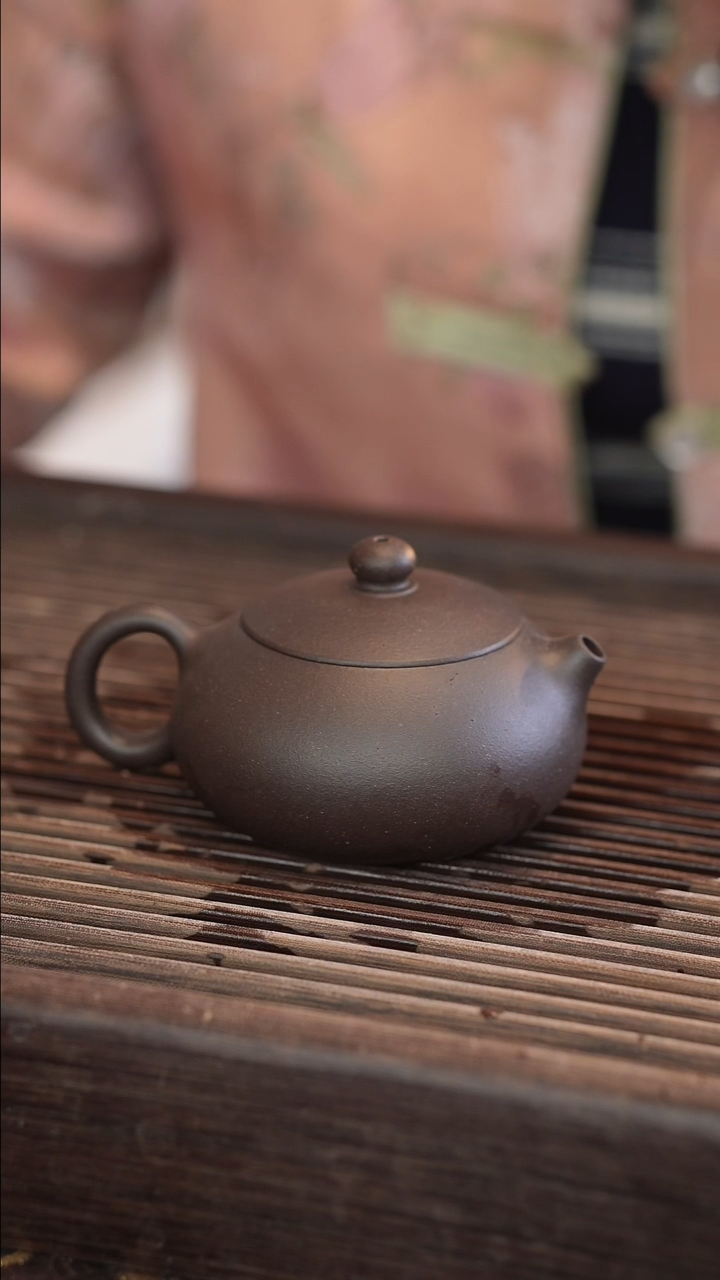 茶壶紫砂扁西施 黑金砂 半手工 140cc