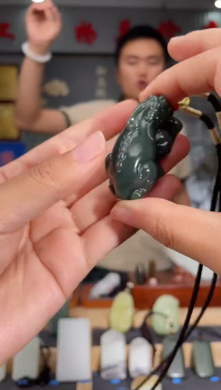 和田玉未镶嵌颈饰1